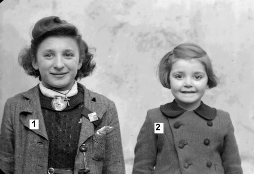 Simone Nauleau (1) et Arlette Gueux (2) (vue 1). Une enfant [juive] hébergée dans la famille Nauleau (vue 2).